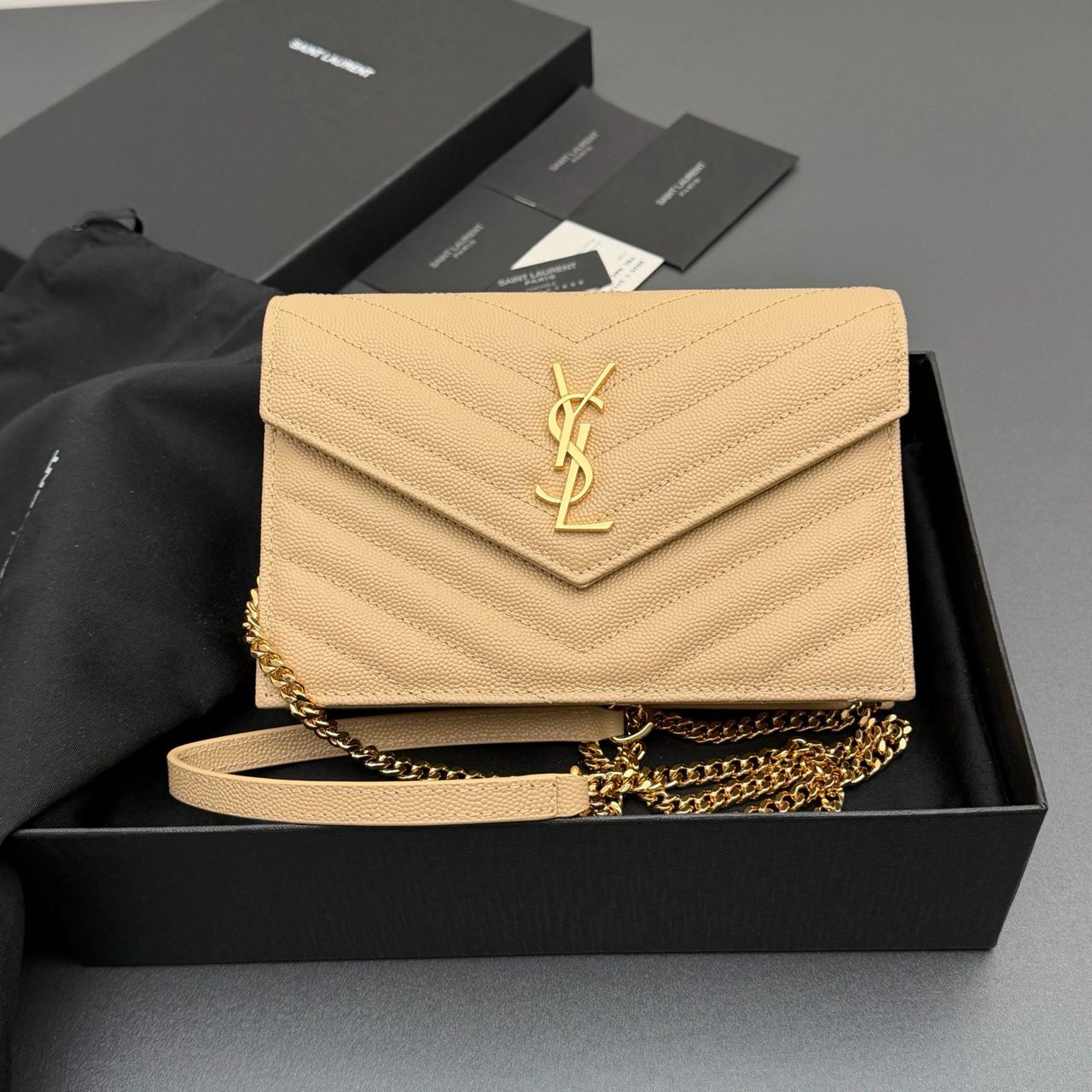 YSL Envelope Matelassê nude vista frontal com monograma dourado