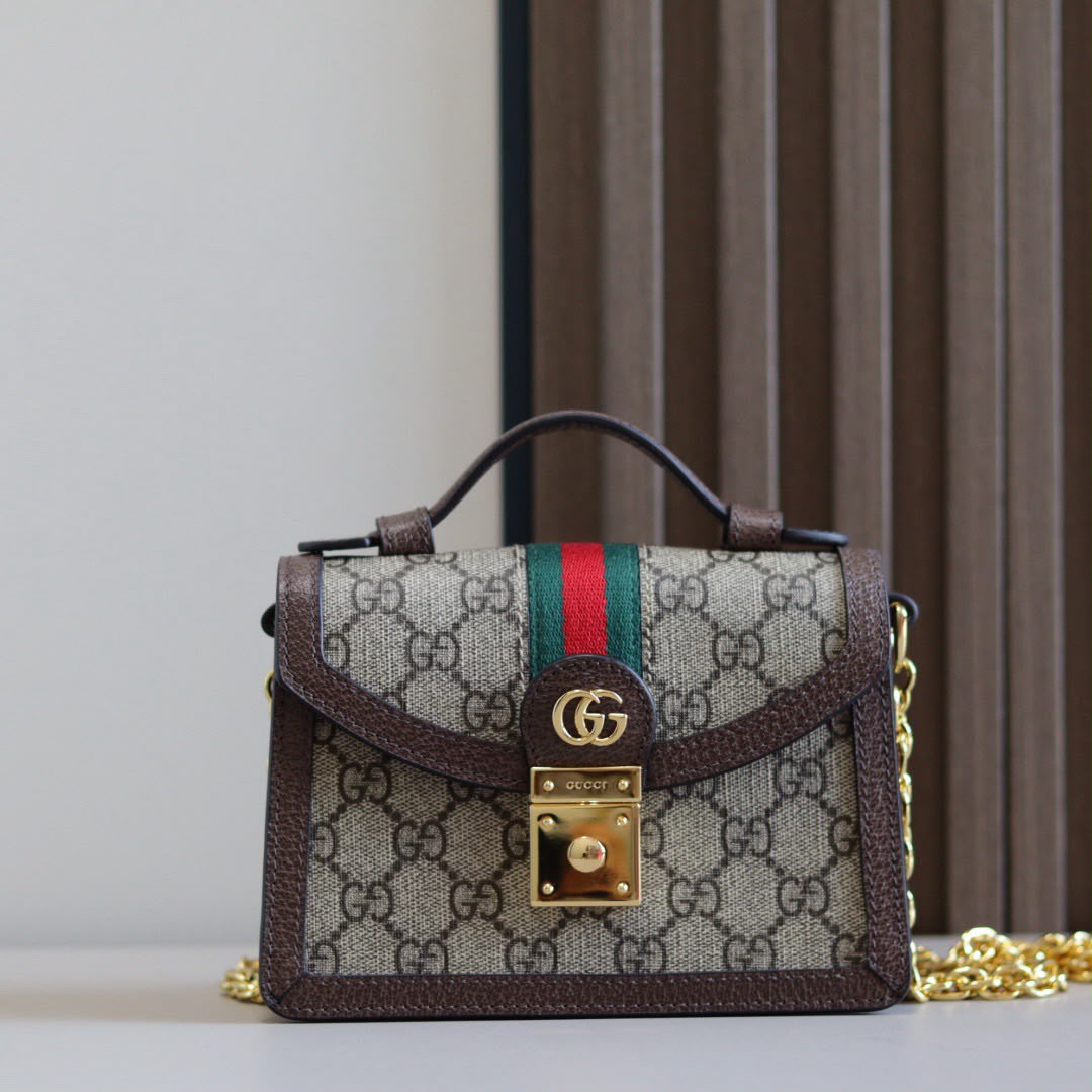 Gucci Padlock Small GG Supreme vista frontal